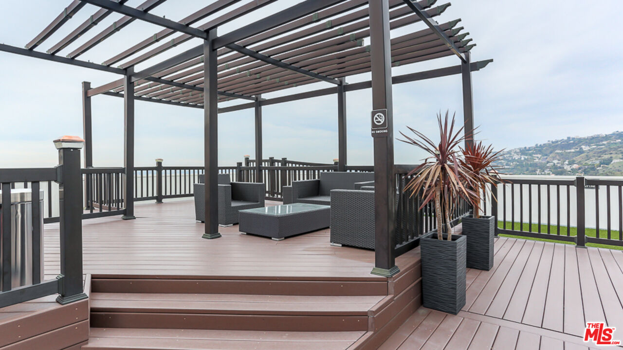 7250 Franklin Avenue, Unit 1112 Los Angeles, CA 90046 - Photo 25 of 29 a view of balcony with couch