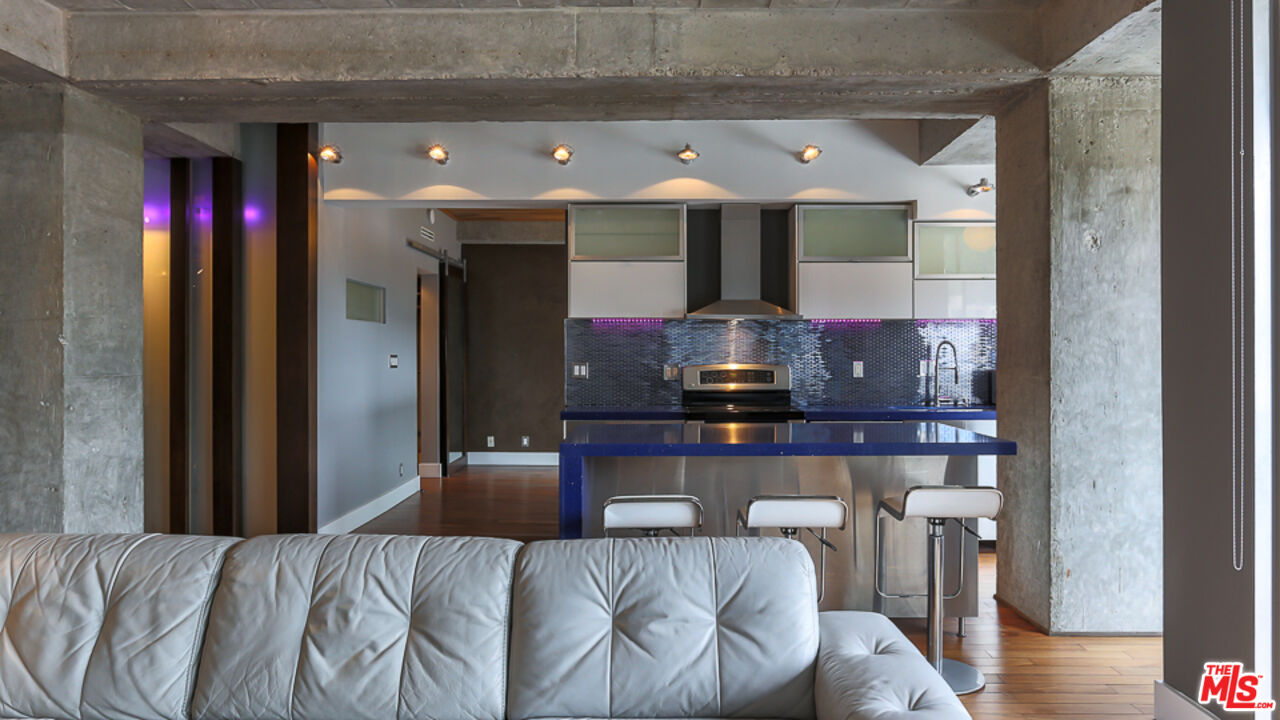 7250 Franklin Avenue, Unit 1112 Los Angeles, CA 90046 - Photo 9 of 29 a living room with a couch and a potted plant