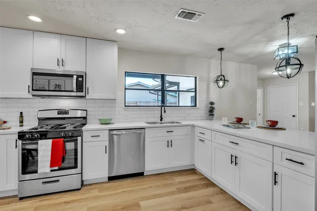 $415,000 | 5502 Hewitt Drive, Houston, TX 77092