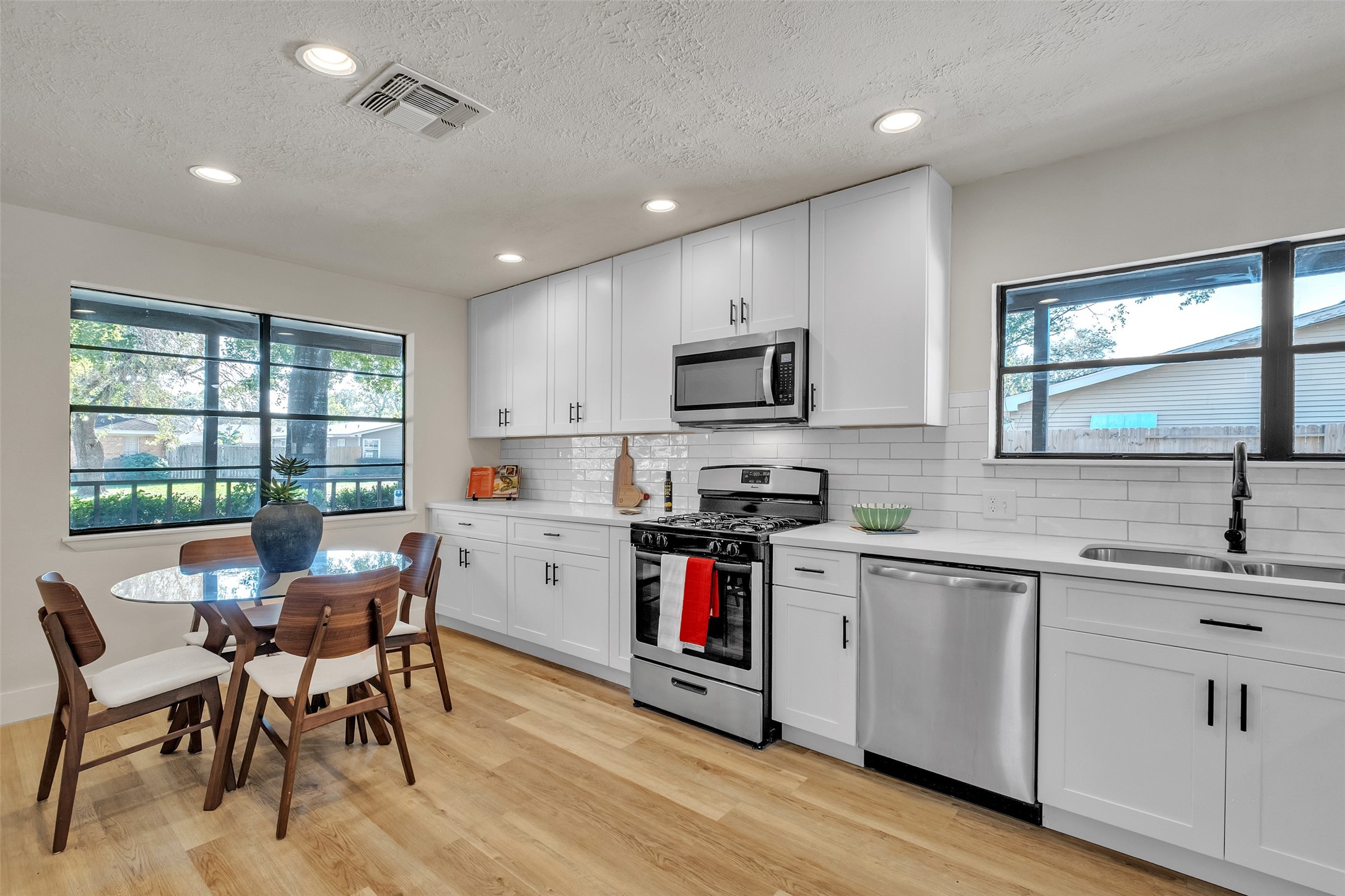 5502 Hewitt Drive Houston, TX 77092 - Photo 13 of 34