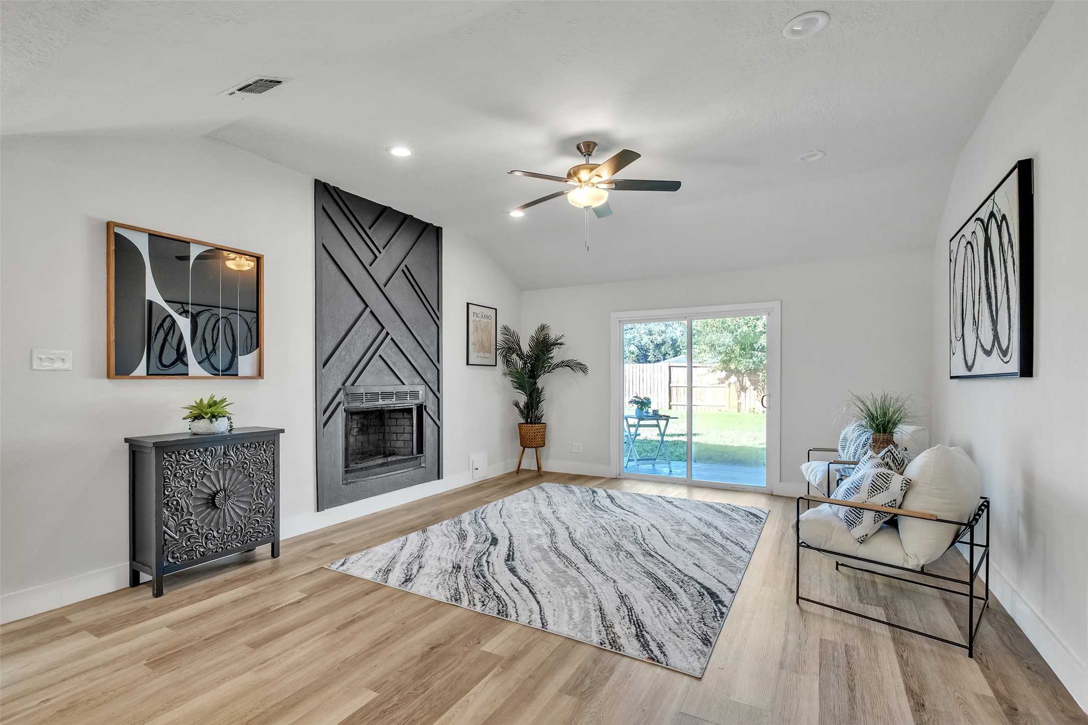 5502 Hewitt Drive Houston, TX 77092 - Photo 3 of 34