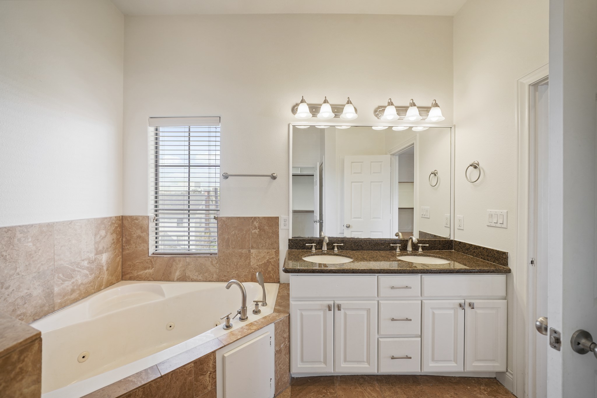 1402 Wheeler Avenue Houston, TX 77004 - Photo 27 of 40 a bathroom with a sink and a bathtub