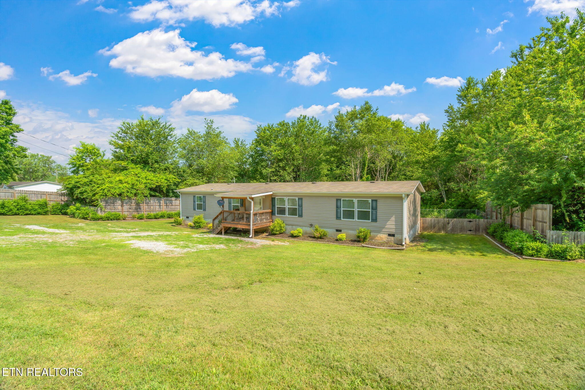 20156 Steekee Road Loudon, TN 37774 - Photo 2 of 46 a front view of a house with yard and green space