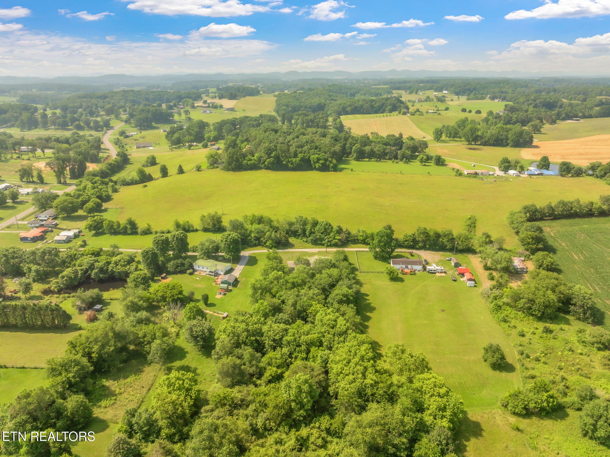 20156 Steekee Road Loudon, TN 37774 - Photo 42 of 46 a view of a city with an ocean