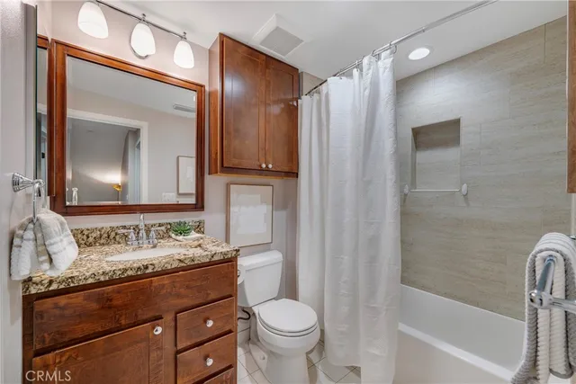 a view of a back yard