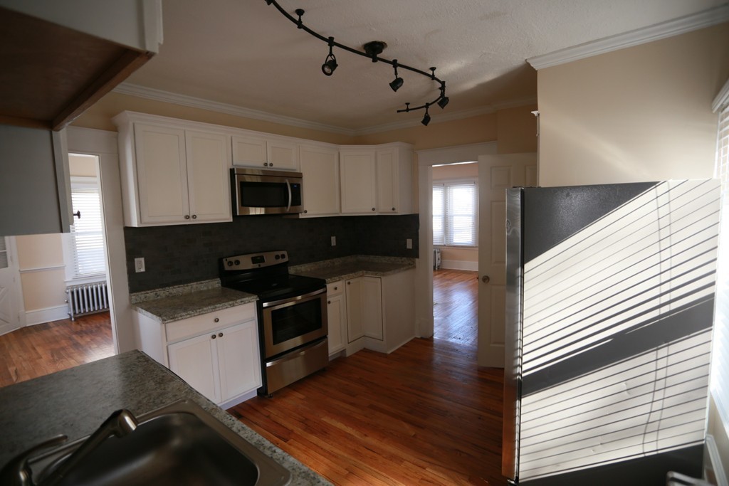 108 Fenwick Street Springfield, MA 01109 - Photo 4 of 15