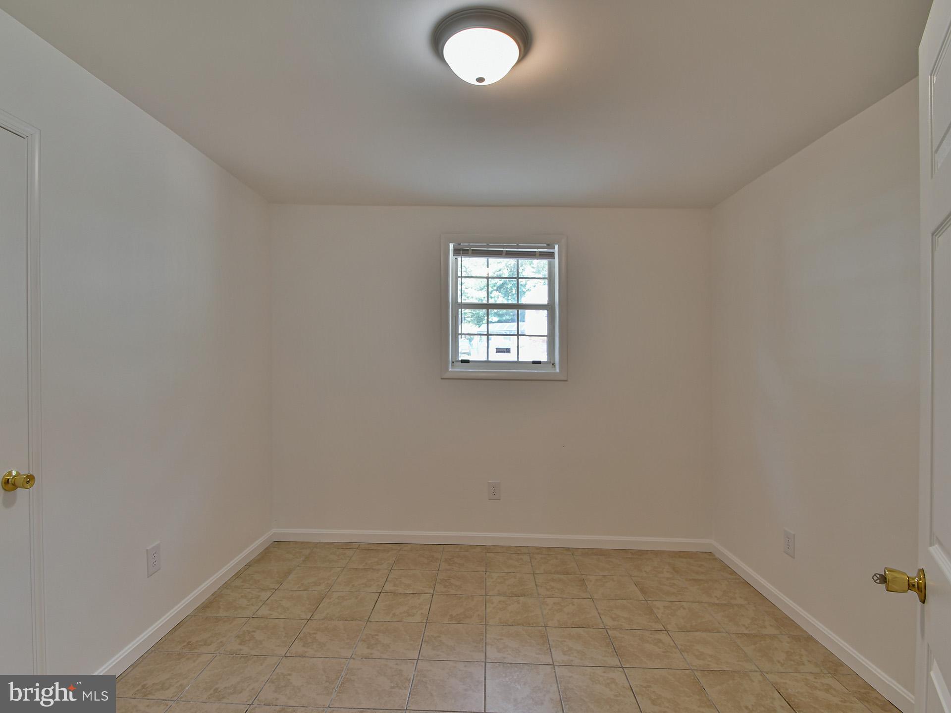 8600 Sumter Lane Clinton, MD 20735 - Photo 36 of 51 an empty room that has a window