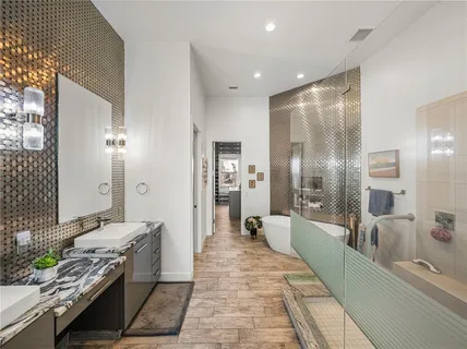 a en suite bathroom with sinks mirror and a bathtub