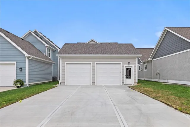 $599,900 | 1025 Southwest Armie Street, Lee's Summit, MO 64081