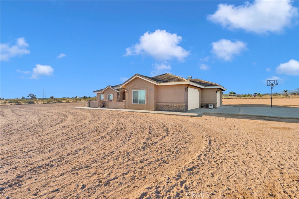 7435 Solano Road Phelan, CA 92371 - Photo 2 of 65