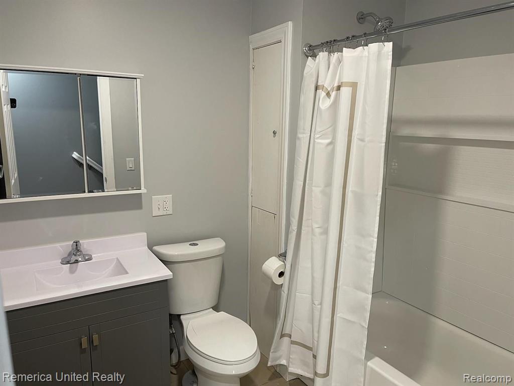 5585 Halsted Road West Bloomfield, MI 48322 - Photo 33 of 37