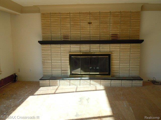 47020 Harris Road Belleville, MI 48111 - Photo 2 of 11 LIVING ROOM.jpg