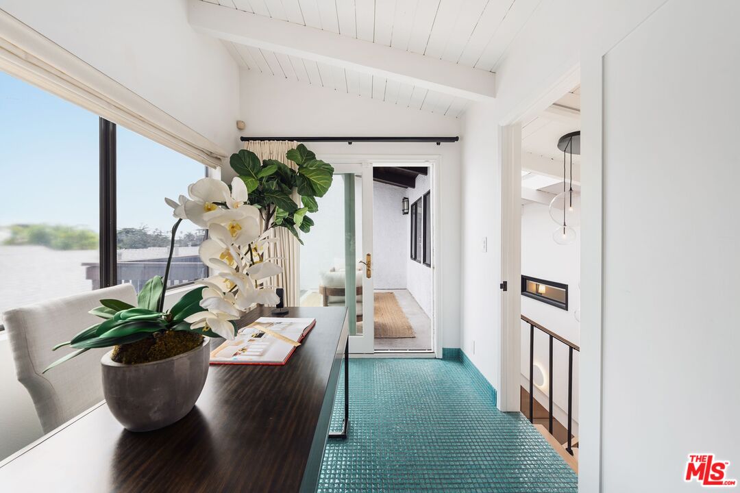 831 14th Street, Unit 2 Santa Monica, CA 90403 - Photo 26 of 32 a living room with furniture flowerpot and a potted plant