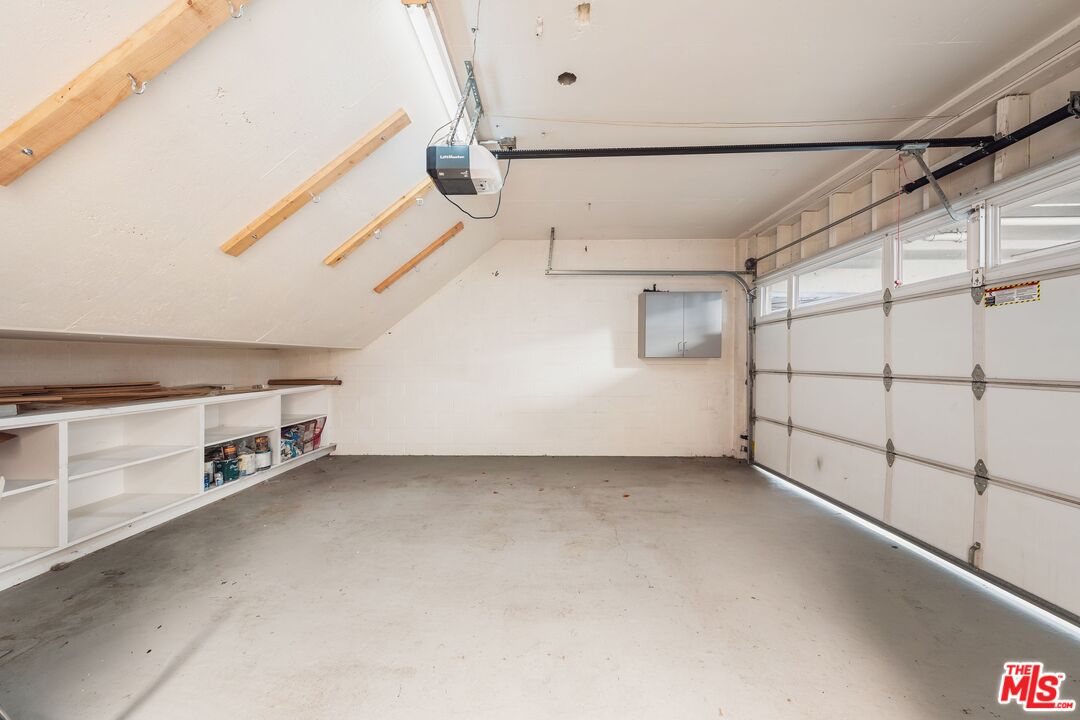 831 14th Street, Unit 2 Santa Monica, CA 90403 - Photo 30 of 32 a view of a garage