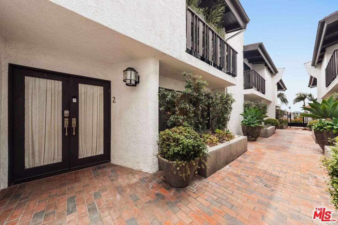 831 14th Street, Unit 2 Santa Monica, CA 90403 - Photo 31 of 32 a view of an entryway of the house