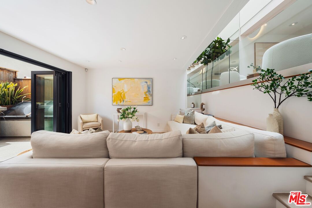 831 14th Street, Unit 2 Santa Monica, CA 90403 - Photo 9 of 32 a living room with furniture and a potted plant