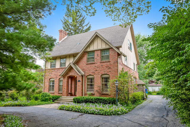 a view of a yard in front of house