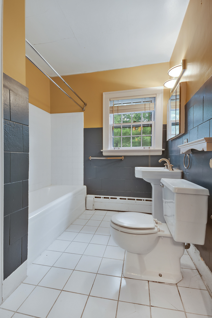 60 Sheridan Road Highland Park, IL 60035 - Photo 17 of 29 a bathroom with a sink a toilet and bathtub