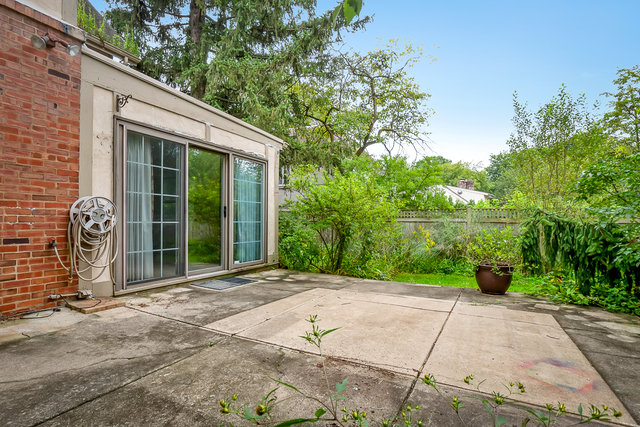 60 Sheridan Road Highland Park, IL 60035 - Photo 28 of 29 a front view of a house with garden
