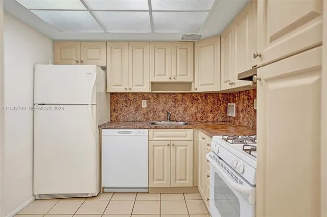 $2,400 | 3140 South Ocean Drive, Unit 1909, Hallandale Beach, FL 33009