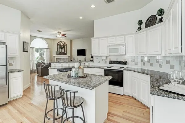 $2,300 | 907 Norfolk Drive, Pearland, TX 77584