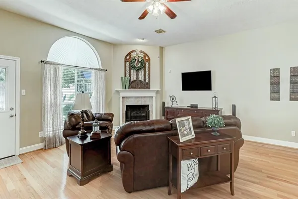 $2,300 | 907 Norfolk Drive, Pearland, TX 77584