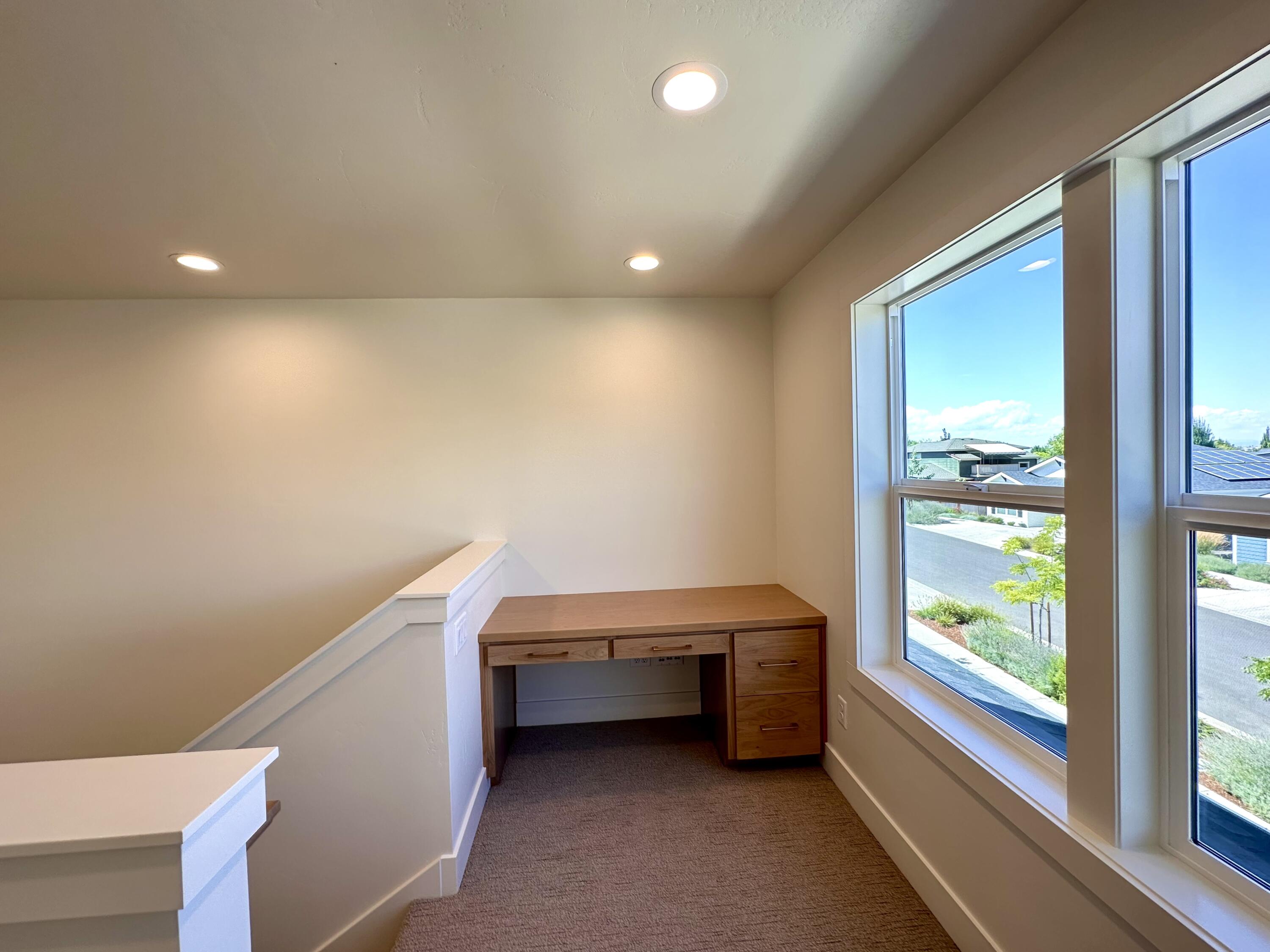 380 Randy Street Ashland, OR 97520 - Photo 28 of 43 Second Floor Landing