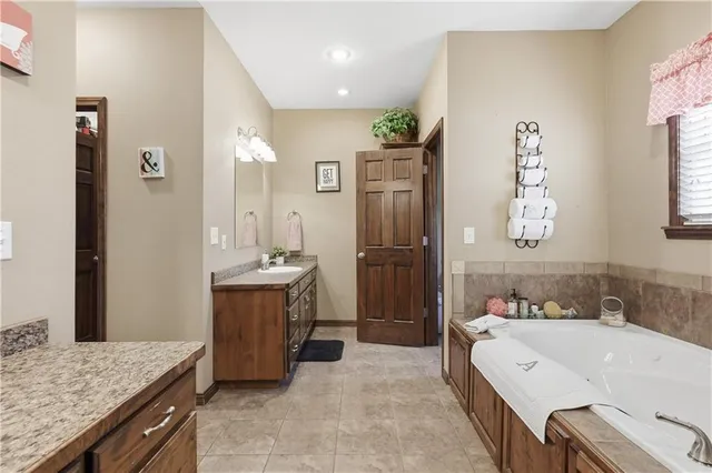 $400,000 | 9648 Cd 191, Carthage, MO 64836