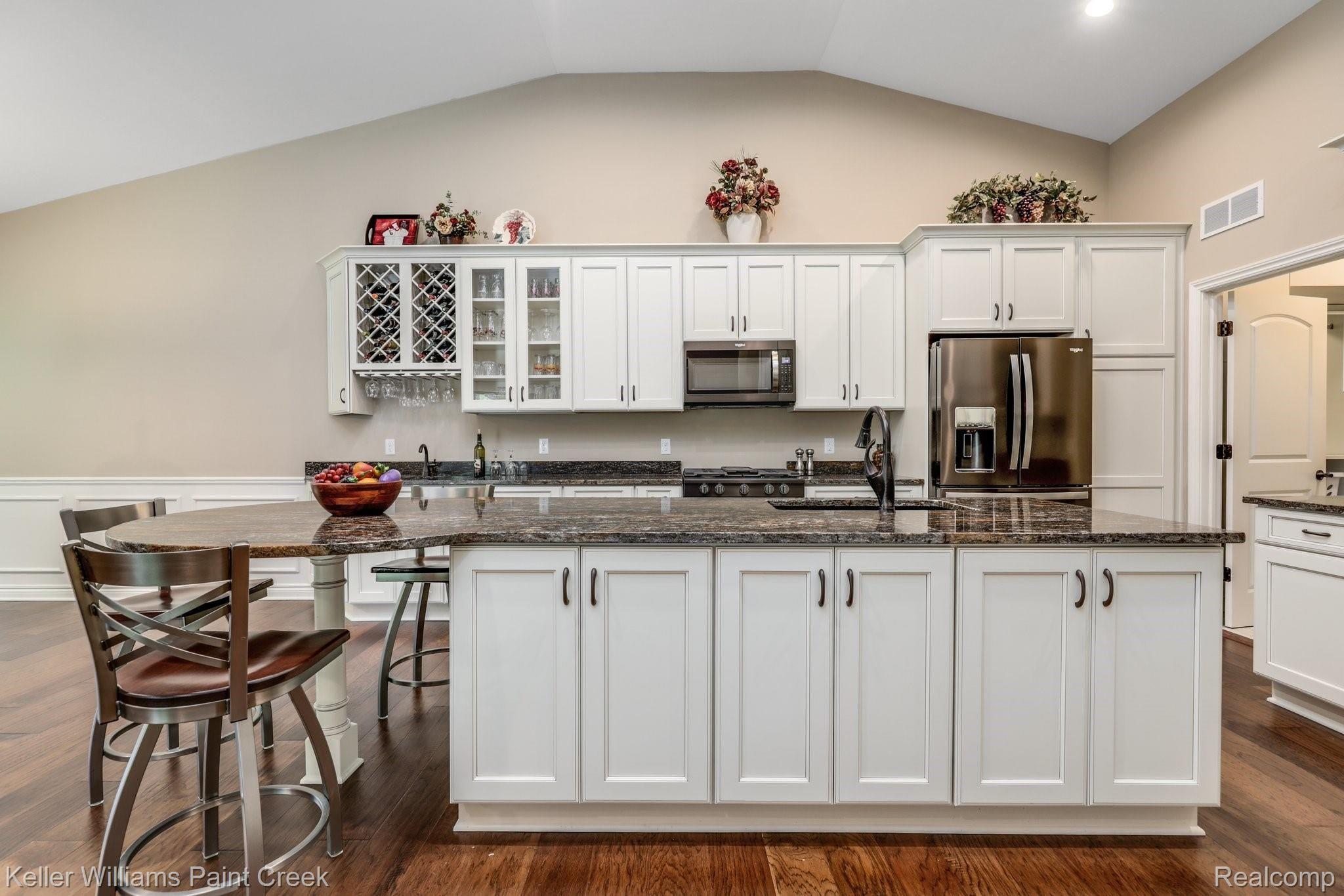 1027 Hampshire Court Rochester, MI 48307 - Photo 23 of 30 This kitchen is unlike any other in the sub with all the upgrades.