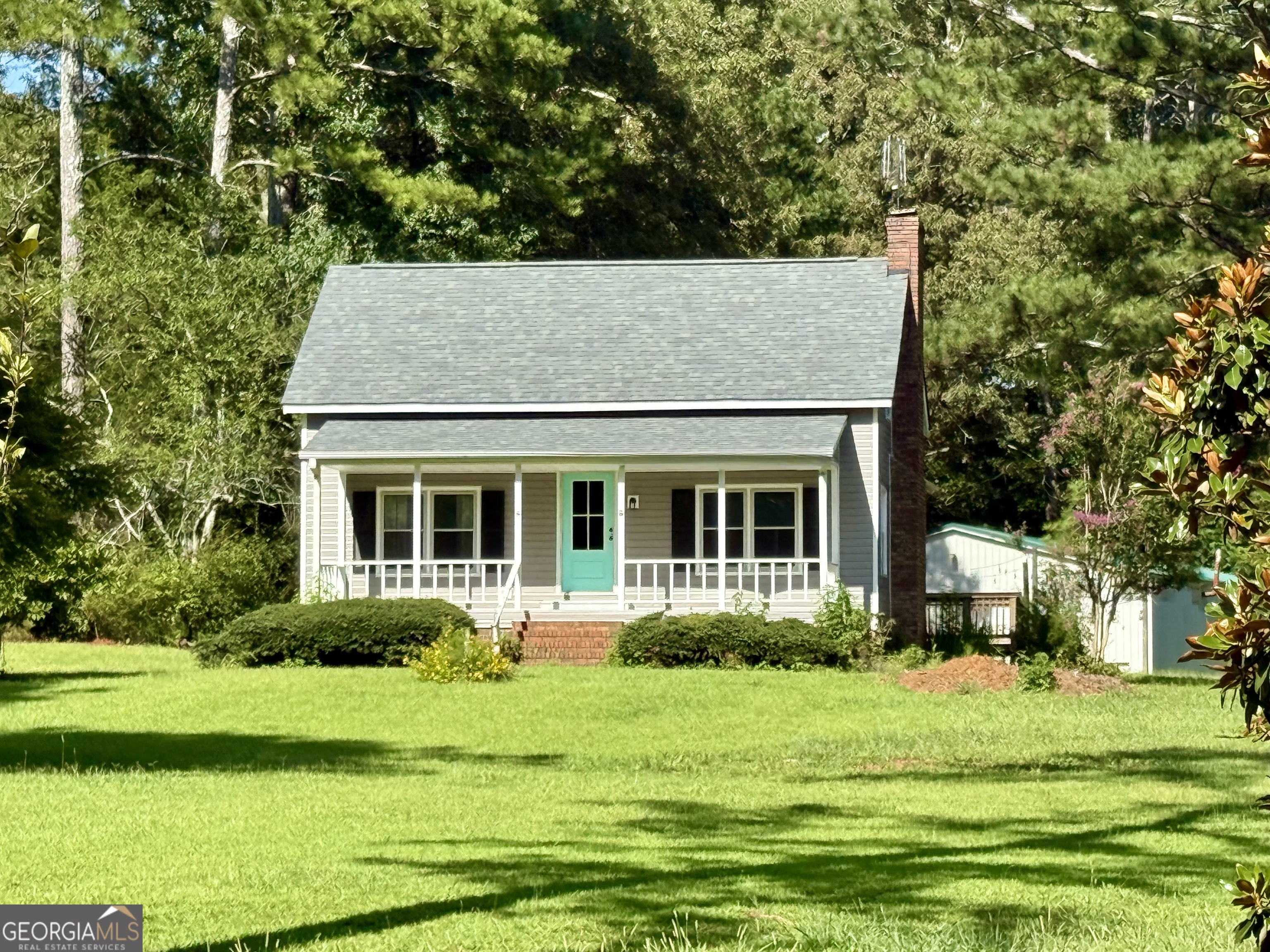 a view of a house with a yard