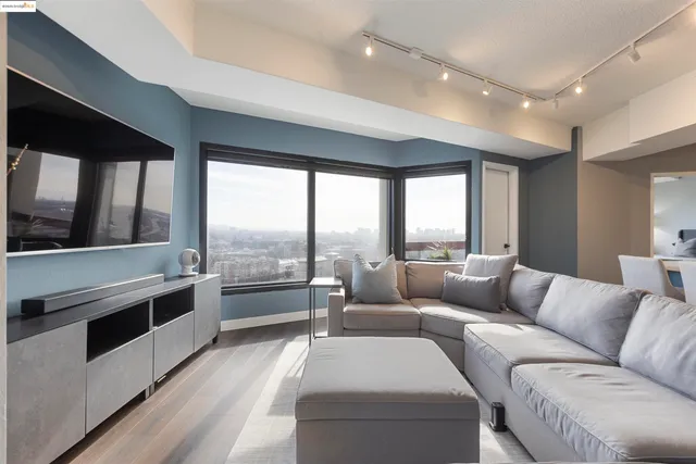 $899,998 | 6363 Christie Avenue, Unit 2327, Emeryville, CA 94608