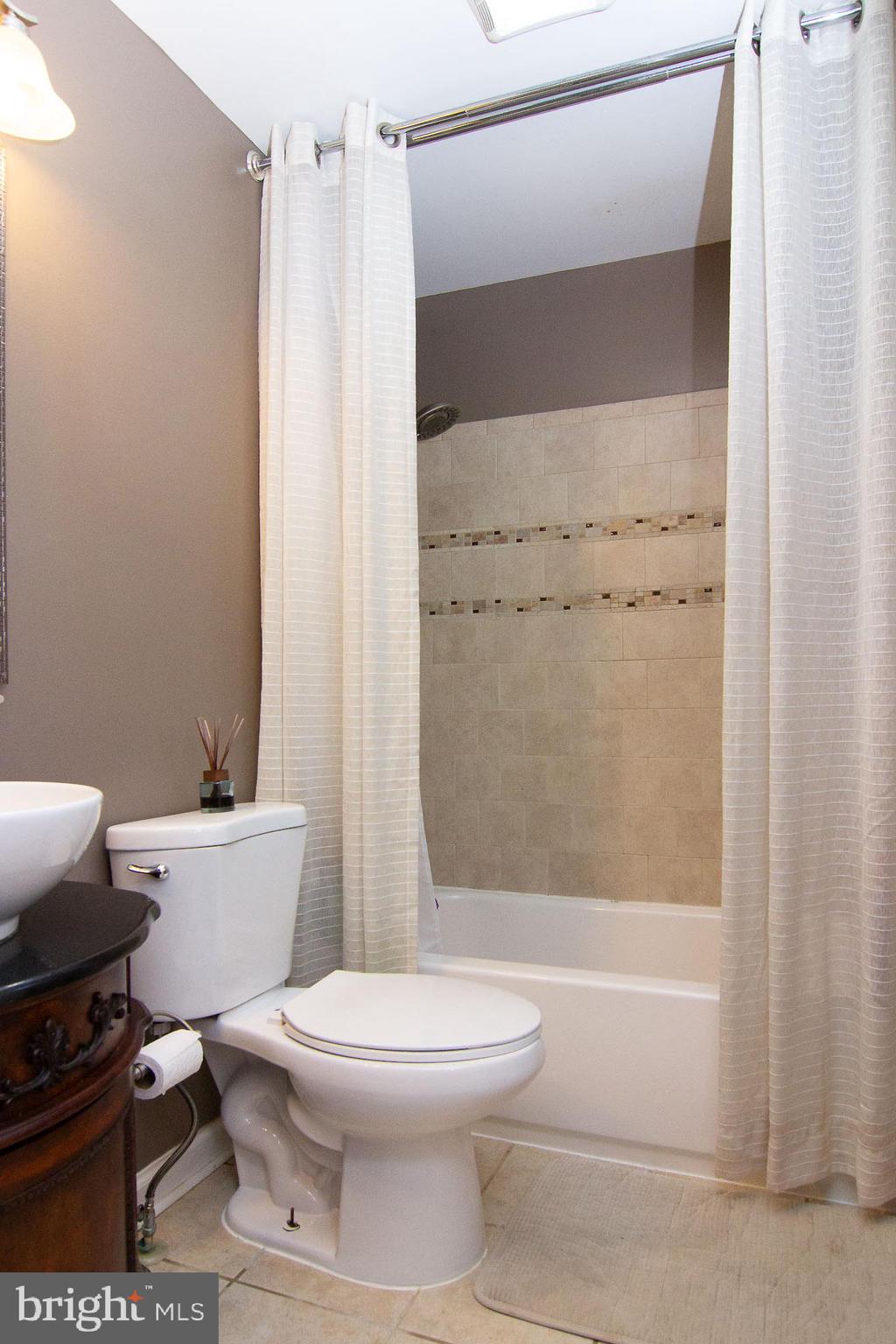 2412 Lawndale Road Finksburg, MD 21048 - Photo 20 of 44 Ceramic wall in master bath