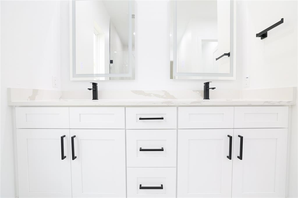 302 East 7th Street, Unit B Dallas, TX 75203 - Photo 12 of 15 a bathroom with a sink and mirror