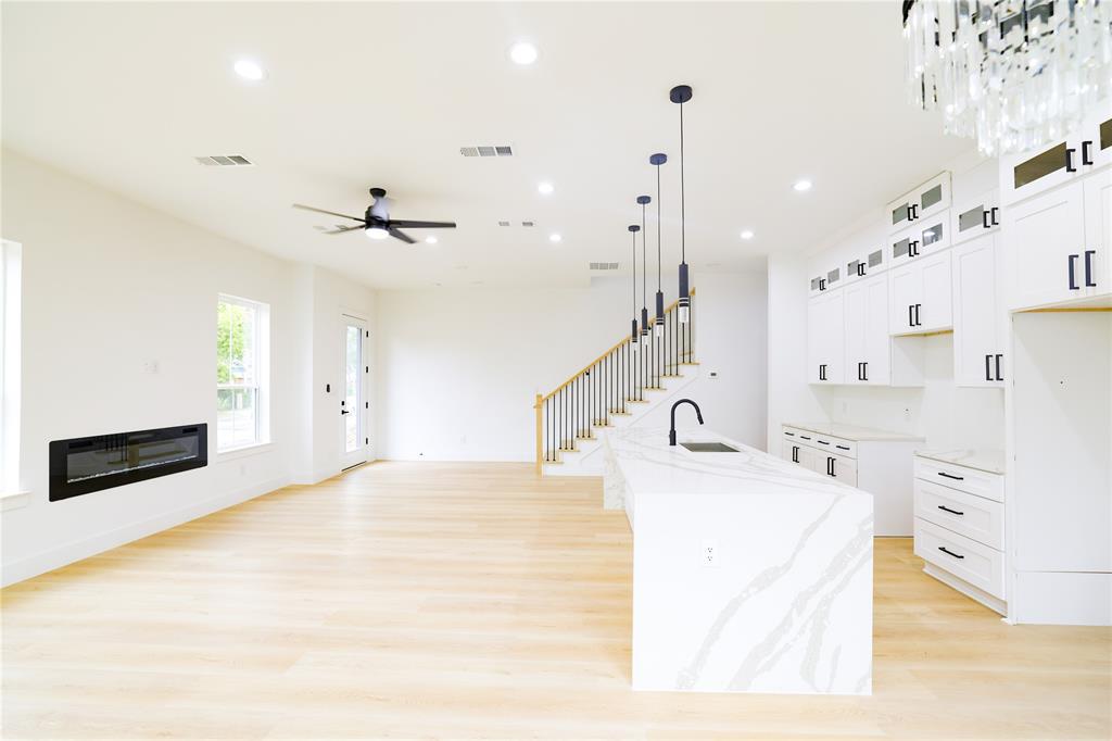 302 East 7th Street, Unit B Dallas, TX 75203 - Photo 2 of 15 a large room with lots of counter space and windows