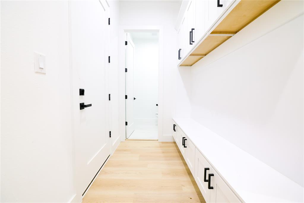 302 East 7th Street, Unit B Dallas, TX 75203 - Photo 6 of 15 a view of hallway with stairs