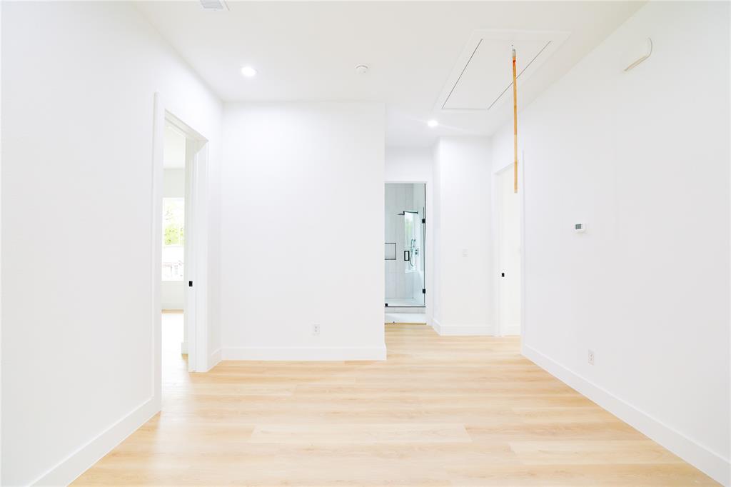 302 East 7th Street, Unit B Dallas, TX 75203 - Photo 7 of 15 a view of an empty room