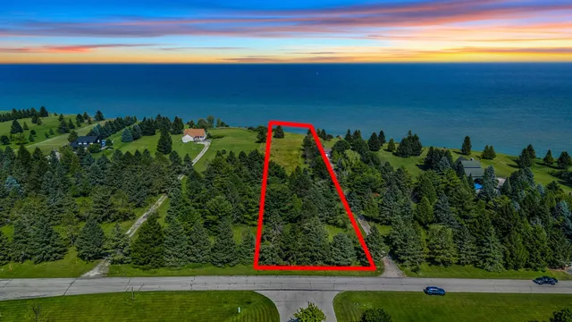 $253,000 | 626 Lakeshore Drive, Kewaunee, WI 54216