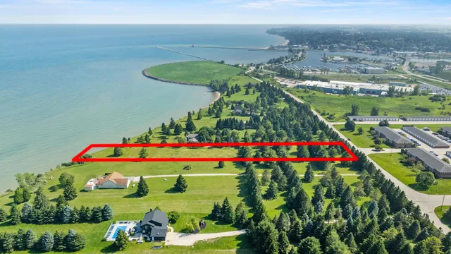 $253,000 | 626 Lakeshore Drive, Kewaunee, WI 54216