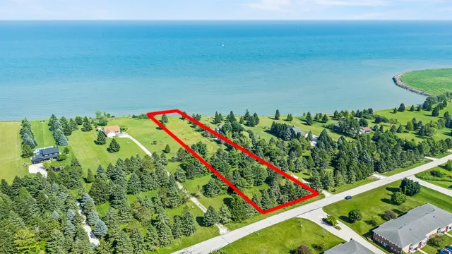 $253,000 | 626 Lakeshore Drive, Kewaunee, WI 54216