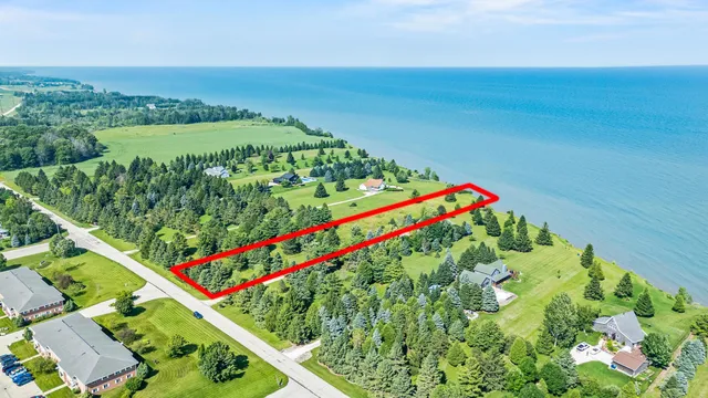 $253,000 | 626 Lakeshore Drive, Kewaunee, WI 54216