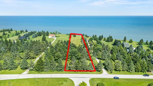 $253,000 | 626 Lakeshore Drive, Kewaunee, WI 54216