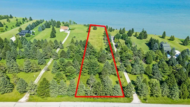 $253,000 | 626 Lakeshore Drive, Kewaunee, WI 54216