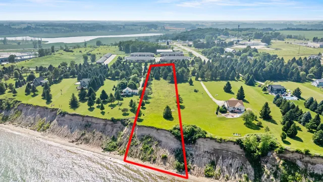 $253,000 | 626 Lakeshore Drive, Kewaunee, WI 54216