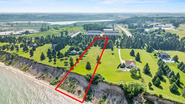 $253,000 | 626 Lakeshore Drive, Kewaunee, WI 54216