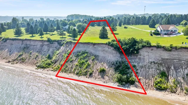 $253,000 | 626 Lakeshore Drive, Kewaunee, WI 54216