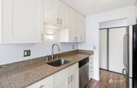 4226 Dayton Avenue North, Unit 202 Seattle, WA 98103 - Photo 12 of 30