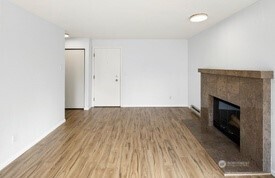 4226 Dayton Avenue North, Unit 202 Seattle, WA 98103 - Photo 5 of 30