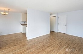 4226 Dayton Avenue North, Unit 202 Seattle, WA 98103 - Photo 7 of 30