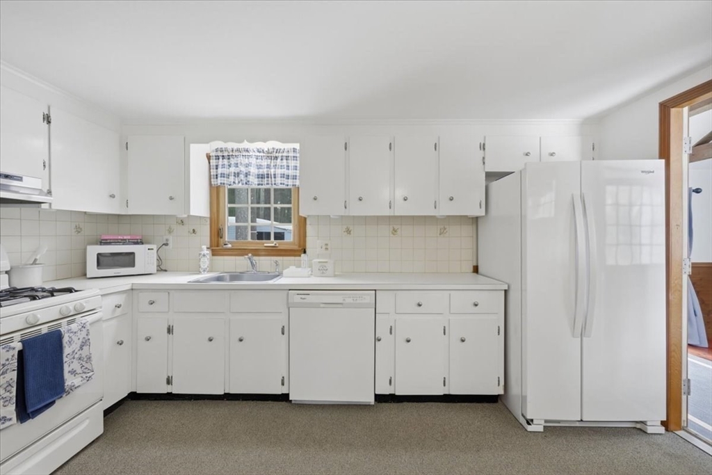 7 Spring Street Pembroke, MA 02359 - Photo 9 of 42