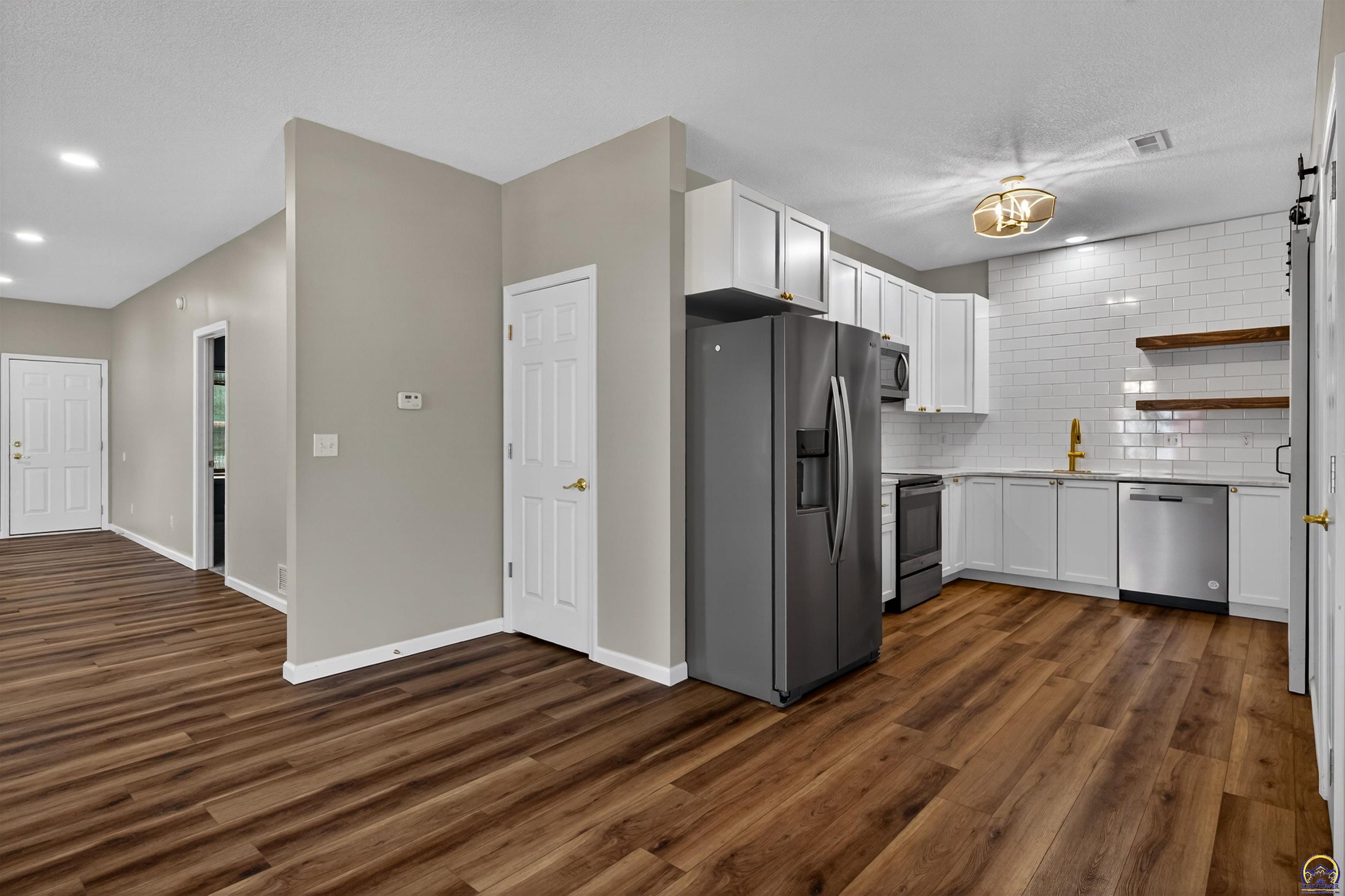4204 Southwest Shenandoah Road Topeka, KS 66610 - Photo 4 of 24